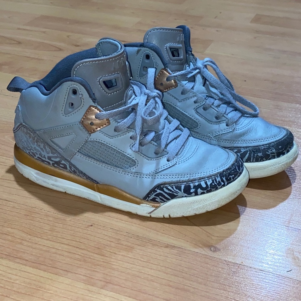Boys Jordan Size 2 sneakers